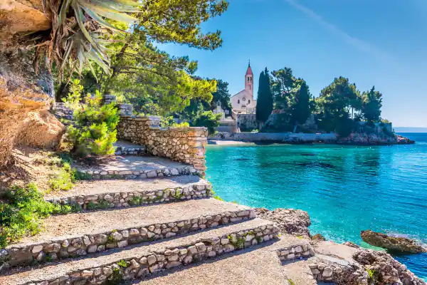 Kloster und Badebucht in Bol auf der Insel Brac