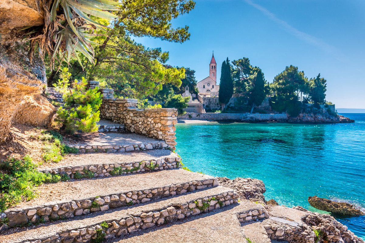 Kloster und Badebucht in Bol auf der Insel Brac