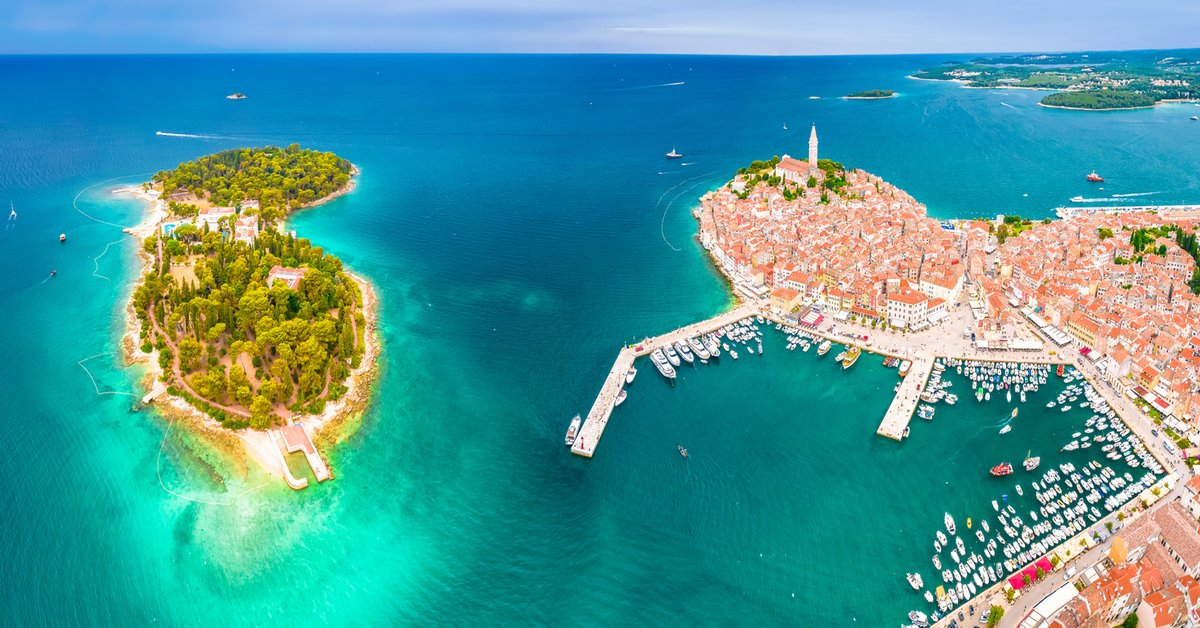 Luftaufnahme von Rovinj mit vorgelagerter Insel