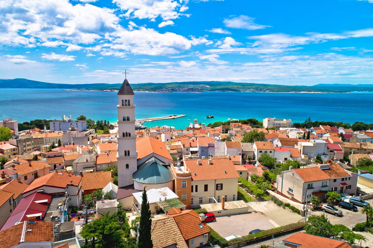 Blick über Crikvenica auf das Meer in der Kvarner Bucht