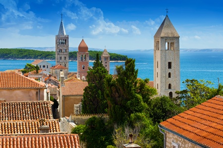 Altstadt von Rab mit Glockentürmen und Blick auf das Meer