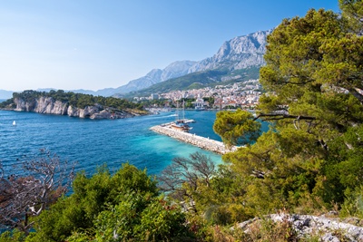 Blick auf Makarska mit Hafen und Biokovo Gebirge in Dalmatien