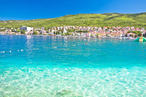 Küstenort Crikvenica an der Kvarner Bucht in Kroatien