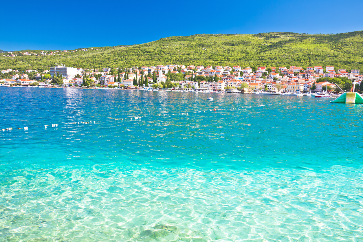 Küstenort Crikvenica an der Kvarner Bucht in Kroatien