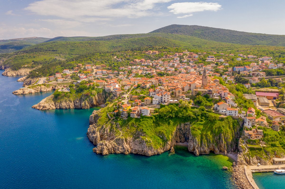 Küstenort Vrbnik auf einem Felsen über dem Meer, Insel Krk in Kroatien