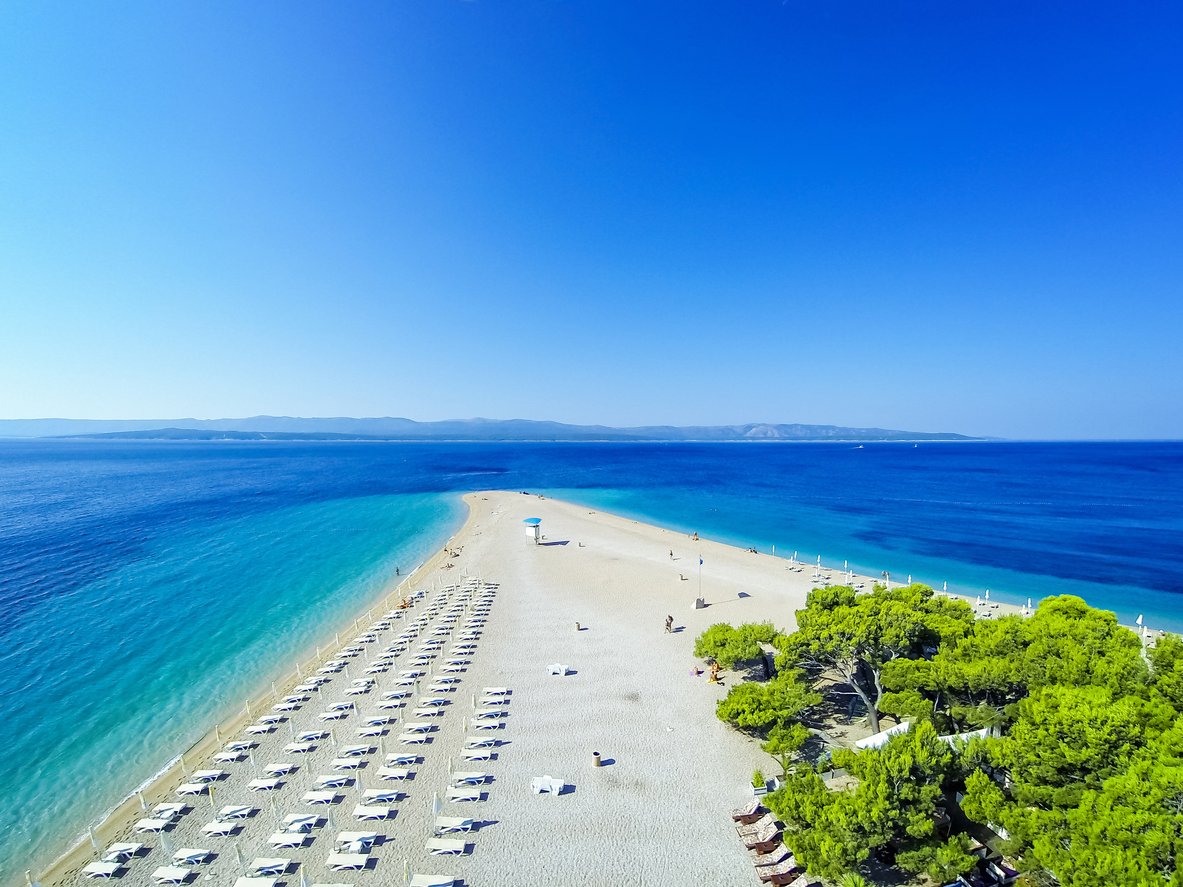 Strand Zlatni Rat auf der Insel Brac in Kroatien