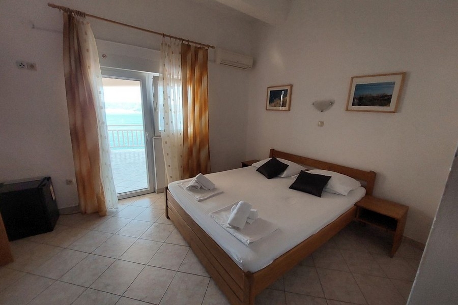 Hotelzimmer mit Balkon und Meerblick