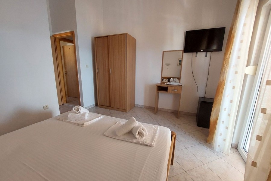 Hotelzimmer mit Fernseher und Balkon