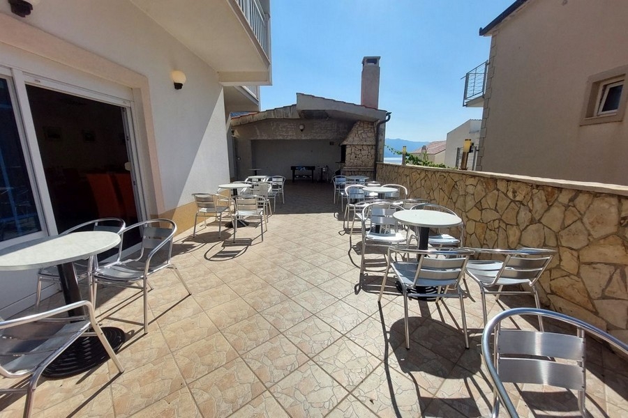 Restaurantterrasse mit Sitzplätzen