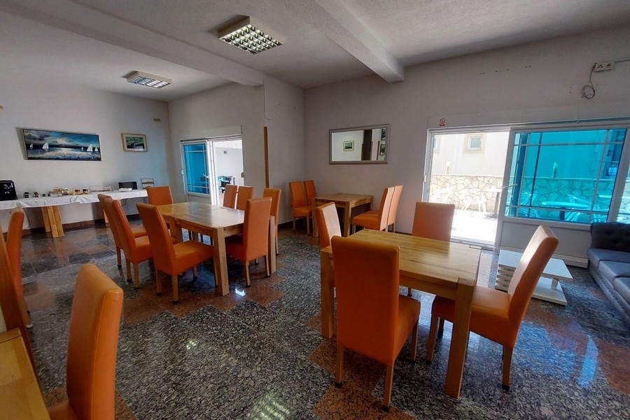 Restaurant Innenbereich mit Tischen