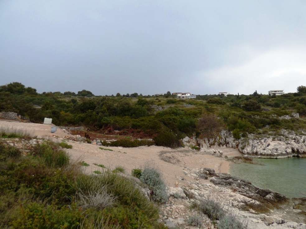 Der Strand vom Grundstück am Meer bei Rogoznica, das zu verkaufen ist. Immobilien am Meer - Panorama Scouting