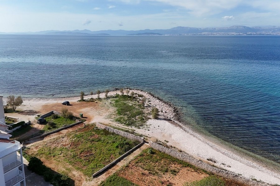 Baugrundstück in der 1. Reihe zum Meer auf Brac in Kroatien.
