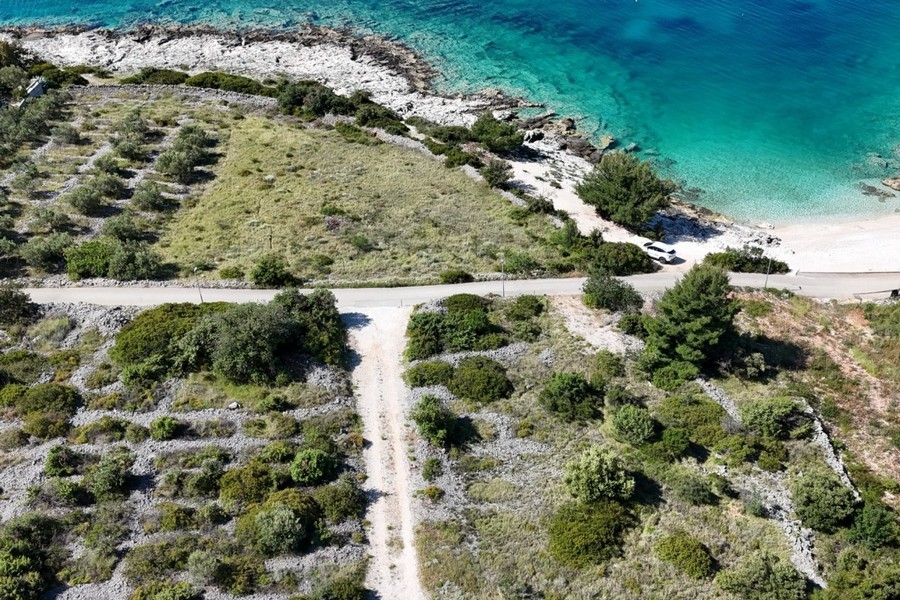 Küstengrundstück mit Zugang zum Strand in Kroatien