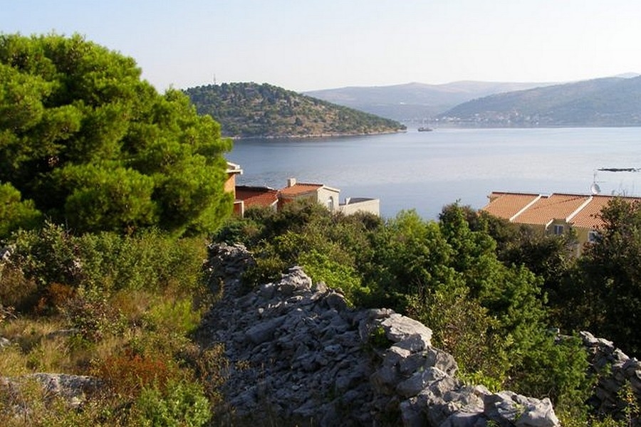 Grundstück in zweiter Reihe zum Meer in Kroatien