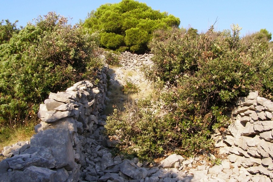 Naturlage mit Meerblick nahe Rogoznica