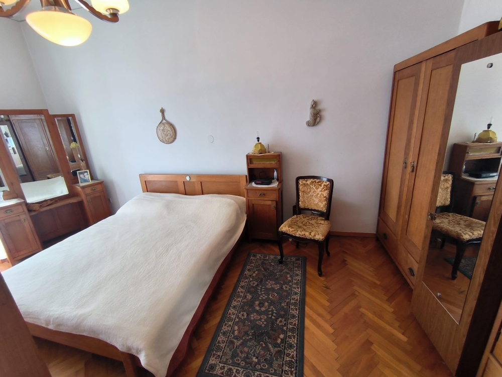 Schlafzimmer mit Fenster und klassischer Einrichtung