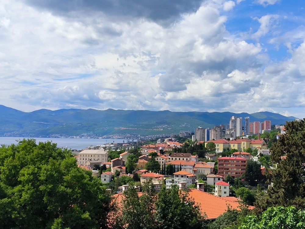 Stadt- und Meerblick der Wohnung A3934, die in Kroatien zum Kauf steht.