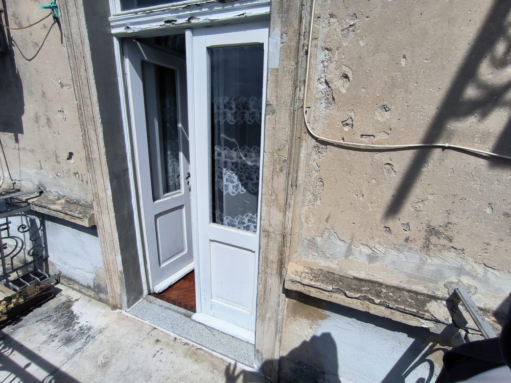 Eingangstür Altbau Wohnung Kroatien