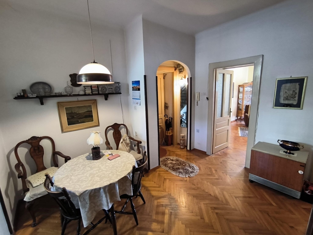 Flur mit Essbereich und Parkettboden