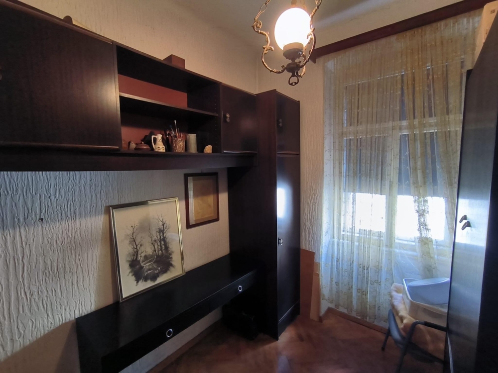 Küche mit Fenster und einfacher Ausstattung