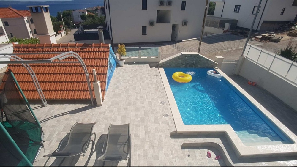 Blick von einem Balkon auf die Terrasse und den Swimmingpool