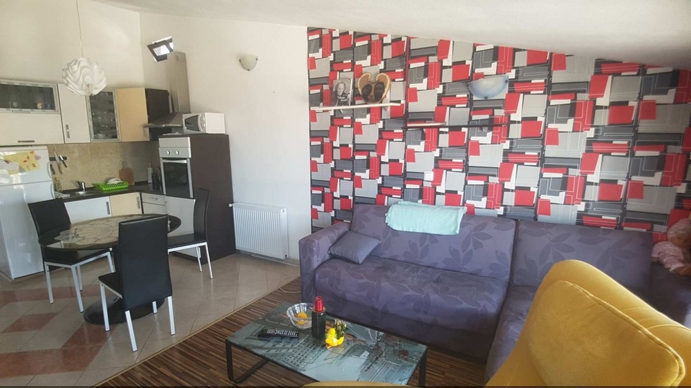 Weiteres Wohnzimmer mit Sitzgruppe und Blick auf die Küche