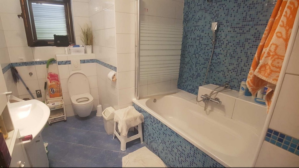 Badezimmer mit Badewanne und WC
