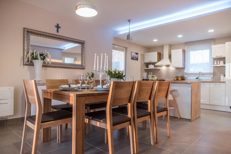 Ein Schlafzimmer mit Doppelbett und Ausgang zum Balkon im Obergeschoss in Nord - Dalmatien.