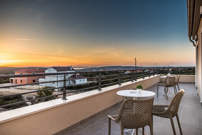 Esszimmer mit  Sicht auf die Küche und das Wohnzimmer - Haus kaufen Kroatien.