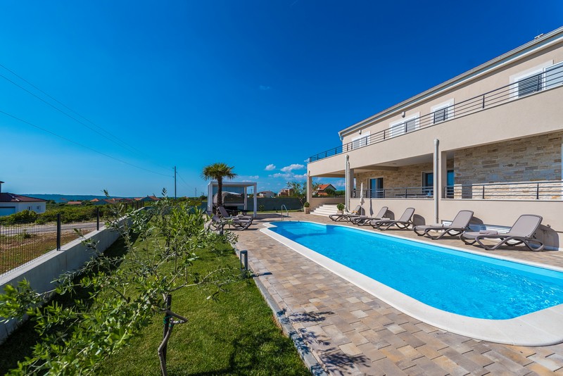 Die fünf Parkplätze im Carport der Villa in Nord - Dalmatien.