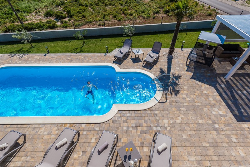 Wohnzimmer der Villa mit Kamin im modernen Design - Villa kaufen Kroatien.