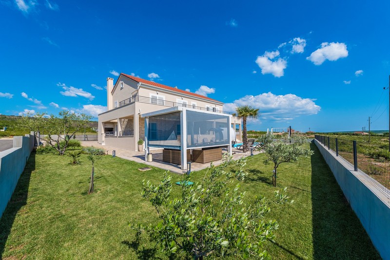 Sicht auf die Couch und im Hintergrund ist der Essbereich der Immobilie zu sehen.