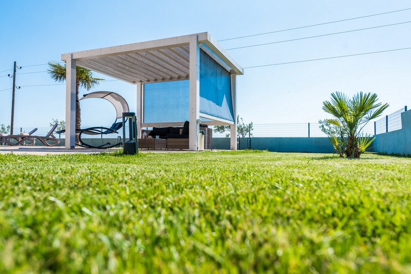 Blick auf die Schaukel im Garten beim Swimmingpool in der Region Zadar.