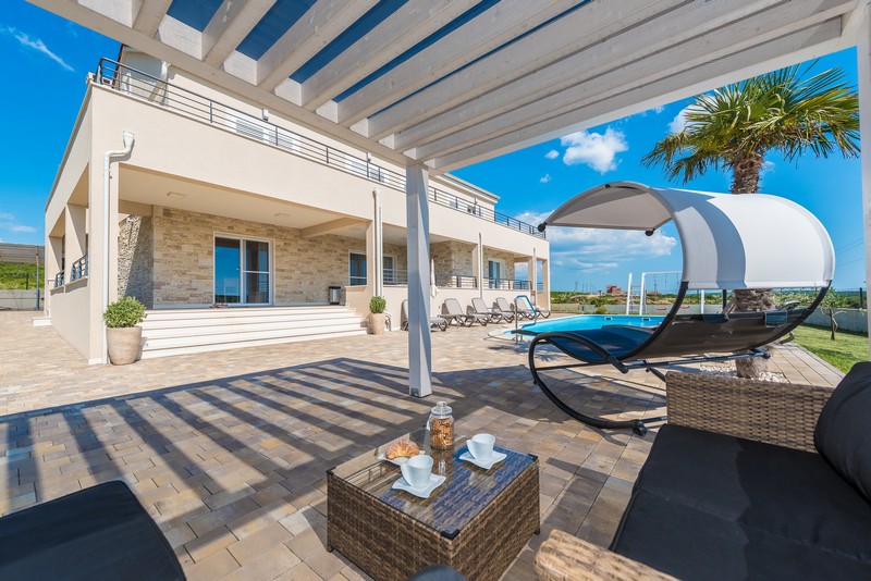 Sicht auf den Esstisch neber der Küche im Erdgeschoss der Villa.