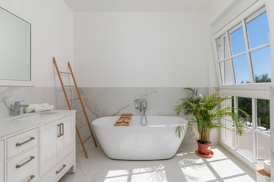 Modernes und hochwertiges Badezimmer.