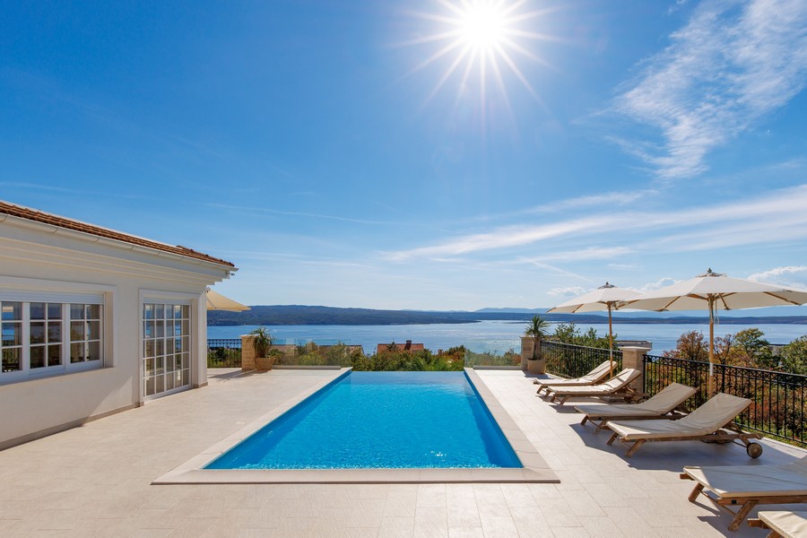 Terrasse mit Infinity-Swimmingpool der Villa H1919 in Crikvenica, Kvarner Bucht.