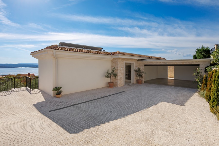 Einfahrtsbereich der Villa H1919 in Crikvenica, Kroatien - Panorama Scouting.