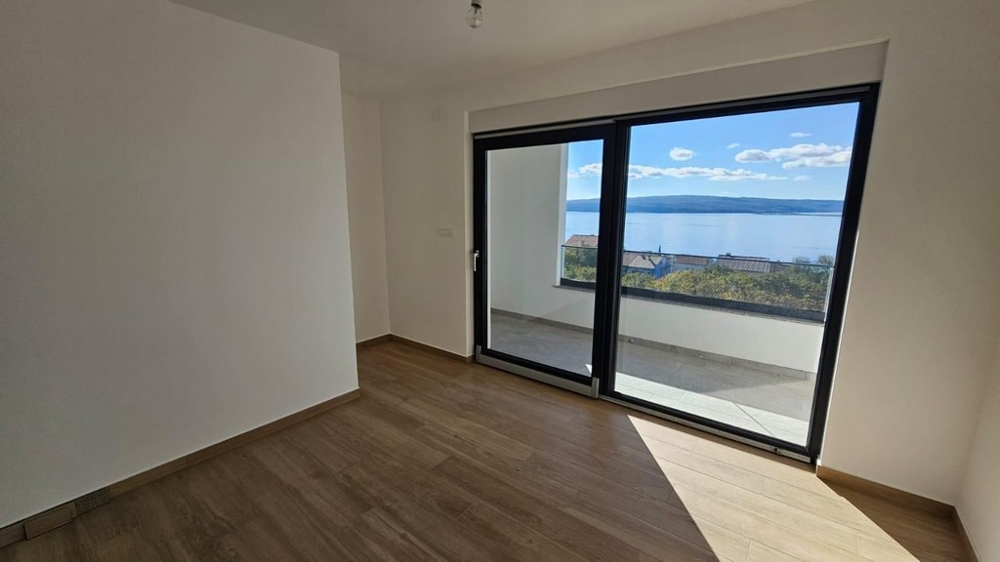 Zimmer mit Schiebetür zum Balkon und Meerblick in Dramalj - H2197