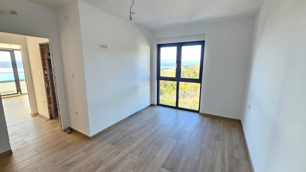 Zimmer mit Laminatboden und Fenstertür im Neubau in Dramalj - H2197