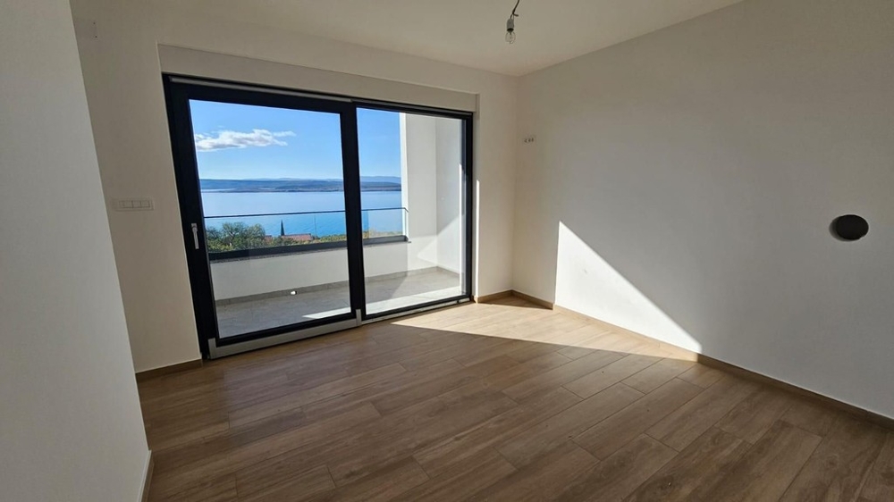Schlafzimmer mit Zugang zum Balkon und Blick auf die Adria - H2197