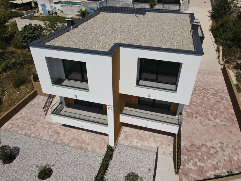 Haus mit zwei Wohneinheiten in Dramalj bei Crikvenica von oben, Flachdach und gepflasterte Zufahrt - H2197