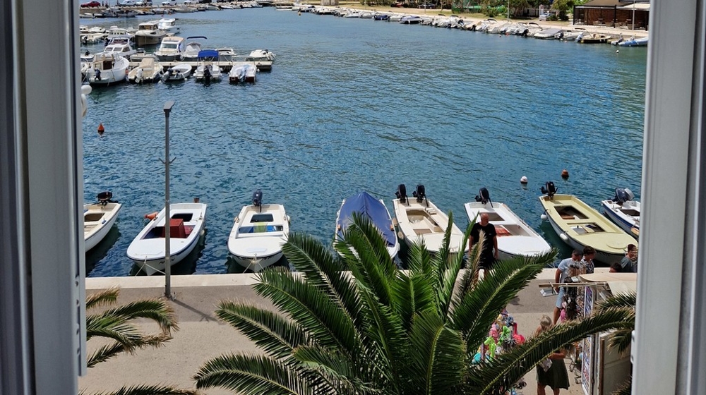 Blick auf den Hafen und das Meer in Kroatien