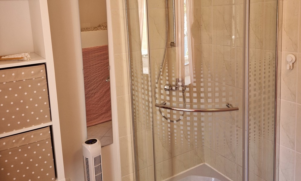 Dusche mit Glasabtrennung