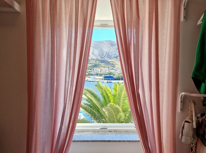 Meerblick aus dem Fenster eines Apartments