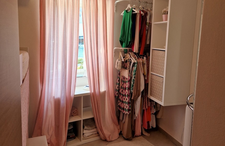 Ankleidebereich mit Fenster und Meerblick