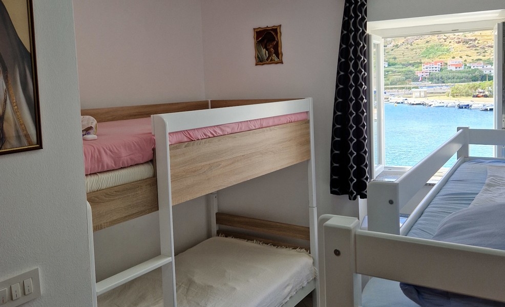 Schlafzimmer mit Etagenbett und Meerblick