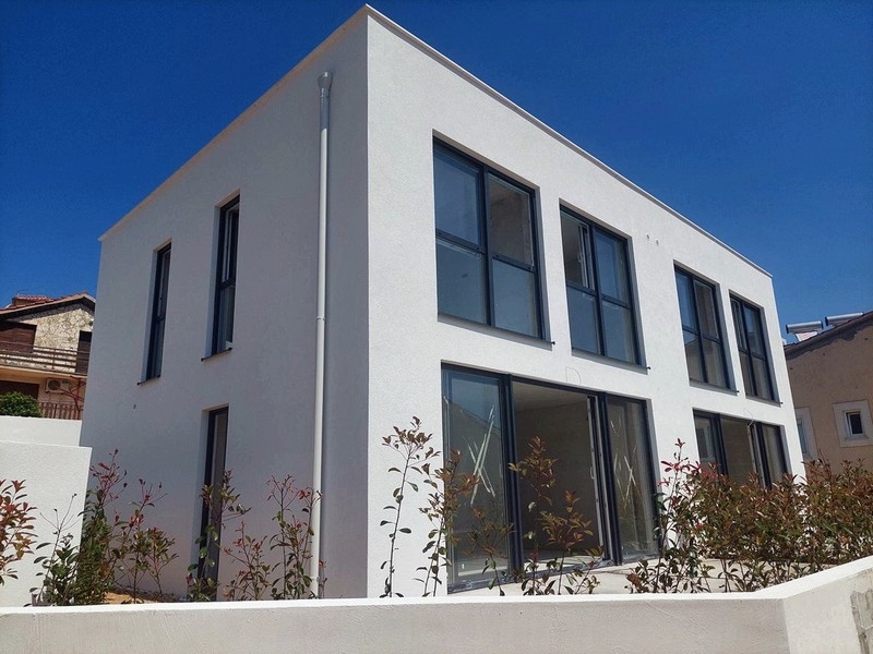 Moderne Doppelhaushaelfte mit Dachterrasse in Tisno