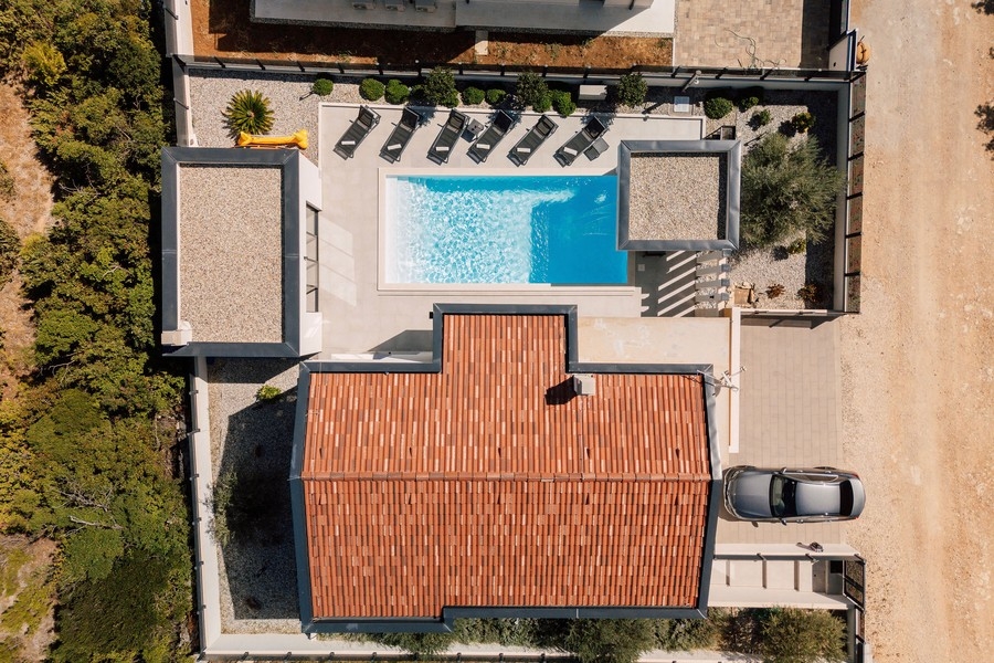 Luftaufnahme von Haus, Pool und Grundstück