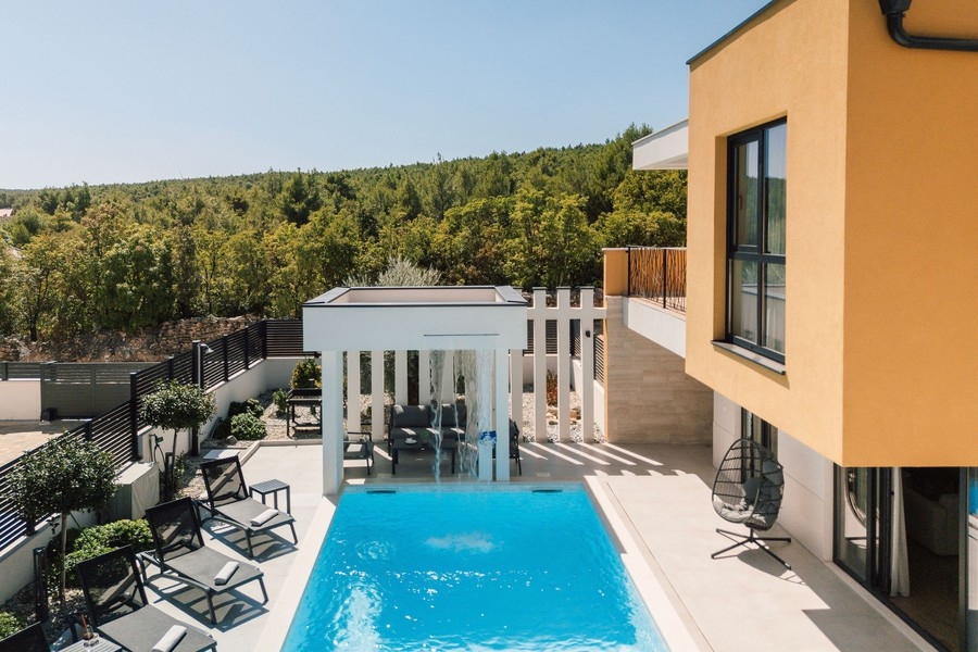 Pool mit überdachtem Sitzbereich und Blick ins Grüne