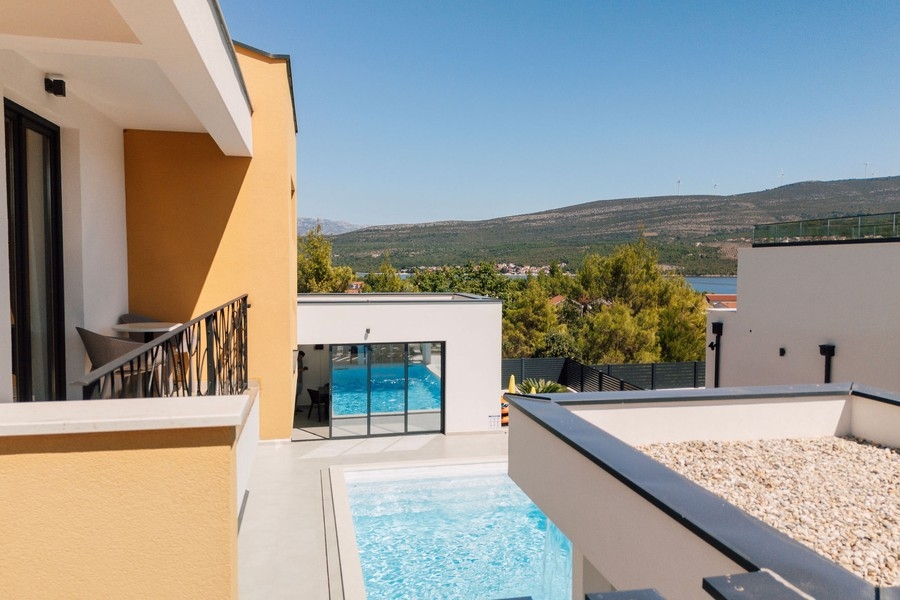 Blick vom Obergeschoss auf Pool und Meer